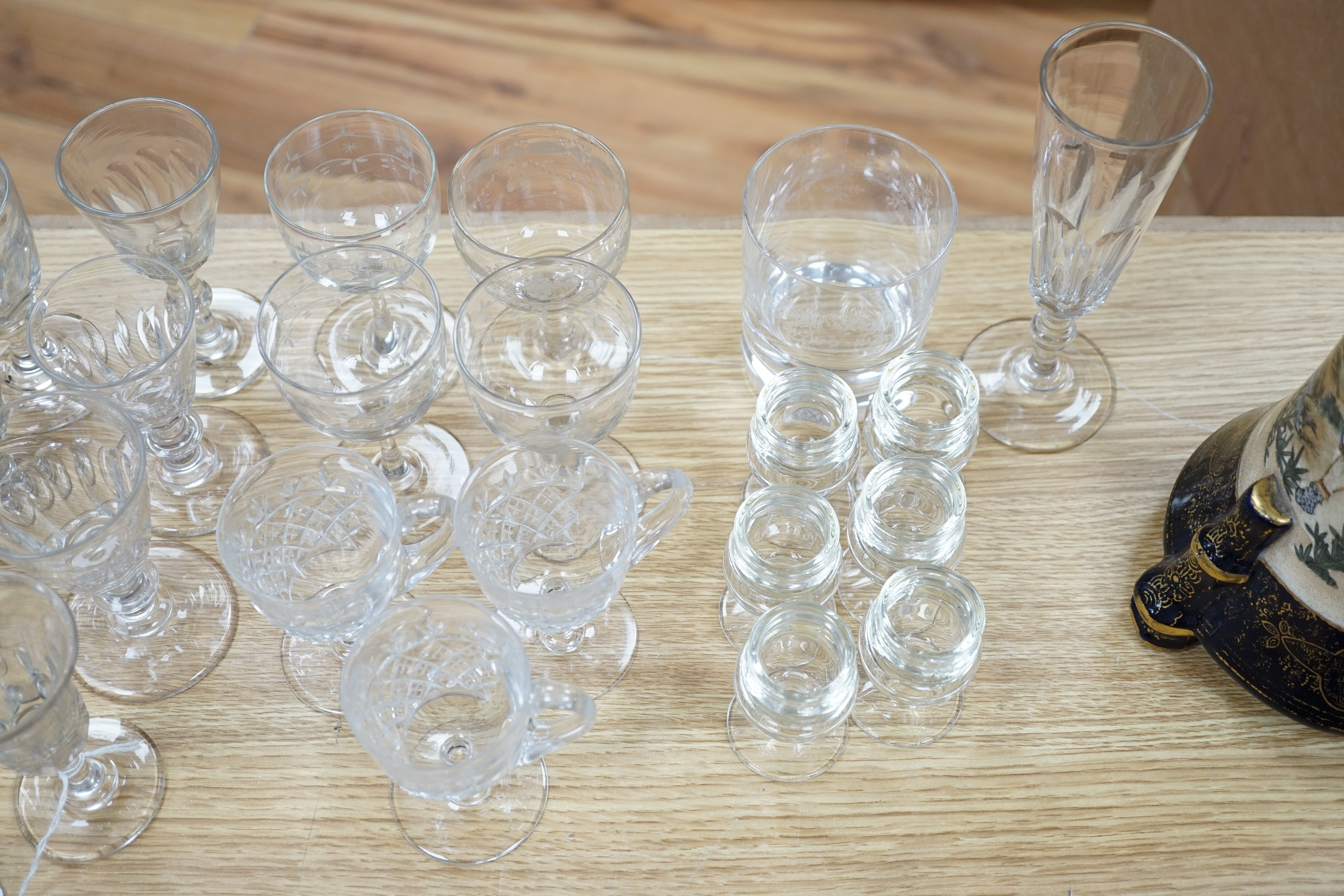 A collection of mostly 20th century glassware (33)